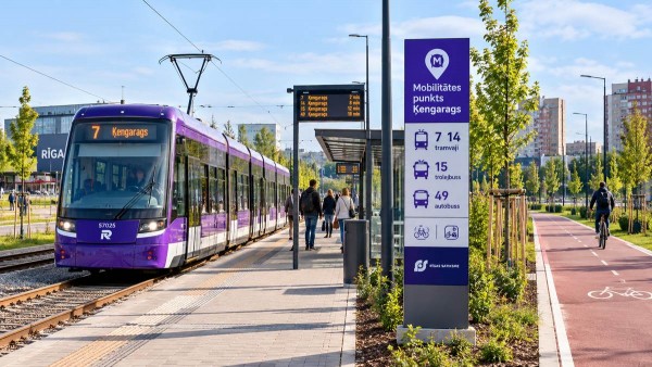 Violets tramvajs uz sliedēm ar jaunu mobilitātes punkta apzīmējumu Ķengaragā